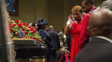 Los familiares del afroamericano Michael Brown asisten a su funeral