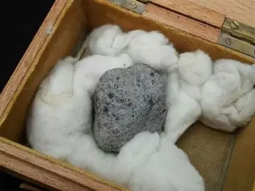El trozo robado del asteoride Vesta aparece roto abandonado en una bolsa de plástico El trozo robado del asteoride Vesta aparece roto abandonado en una bolsa de plástico