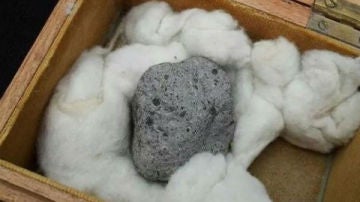 El trozo robado del asteoride Vesta aparece roto abandonado en una bolsa de plástico