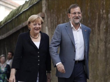 Merkel y Rajoy se dirigen a una cena privada en Santiago.