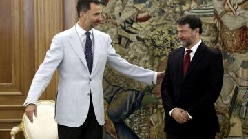 Felipe VI saluda al investigador Pedro Alonso.