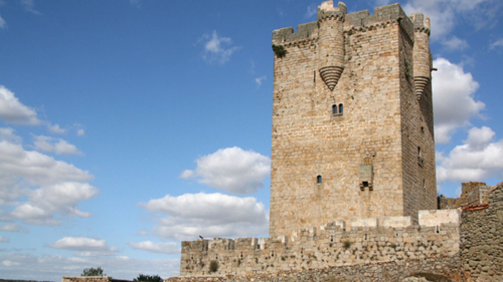 Un pueblo salmantino hereda de su párroco un valioso castillo del siglo XIII