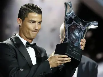 Cristiano Ronaldo levanta el trofeo como Mejor Jugador de Europa Cristiano Ronaldo levanta el trofeo como Mejor Jugador de Europa