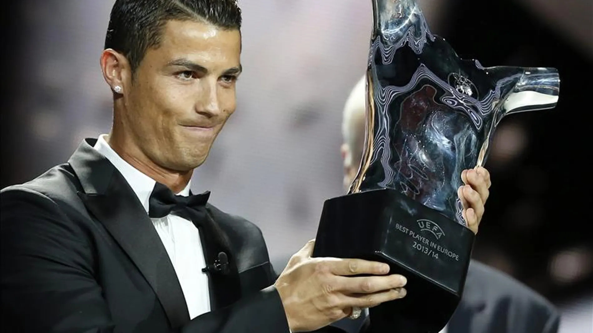 Cristiano Ronaldo levanta el trofeo como Mejor Jugador de Europa