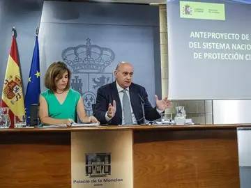 Sáenz de Santamaría y Fernández Díaz en rueda de prensa. Sáenz de Santamaría y Fernández Díaz en rueda de prensa.