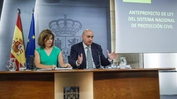 Sáenz de Santamaría y Fernández Díaz en rueda de prensa.