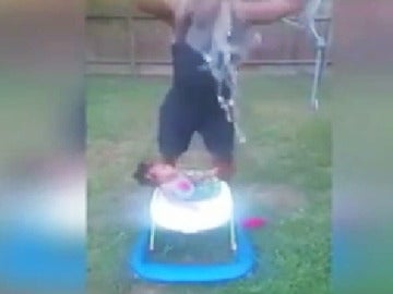 Captura del vídeo en el que la pequeña recibe el cubo de agua.