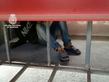 Tres inmigrantes escondidos en los bajos de dos camiones Tres inmigrantes escondidos en los bajos de dos camiones