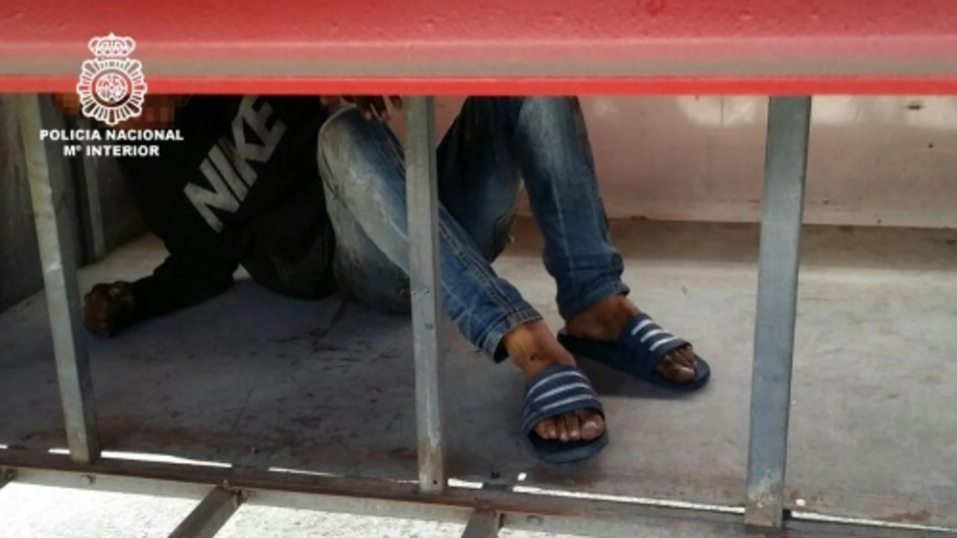 Tres inmigrantes escondidos en los bajos de dos camiones Tres inmigrantes escondidos en los bajos de dos camiones