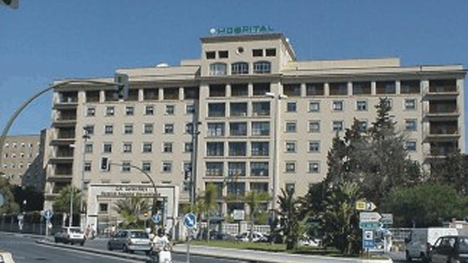Fachada del Hospital Regional de M&aacute;laga (Archivo)