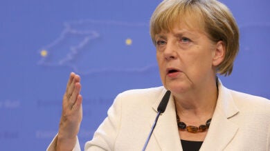 Merkel apoya dar ayudas a Grecia para reducir su deuda, pero descarta una quita
