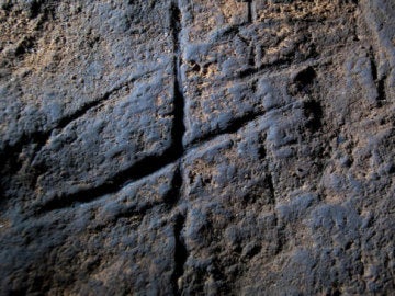 Grabado tallado por neandertales en la Cueva de Gorham, en Gibraltar