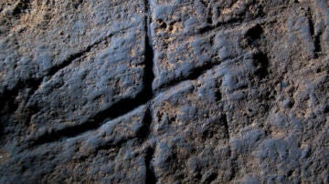 Grabado tallado por neandertales en la Cueva de Gorham, en Gibraltar