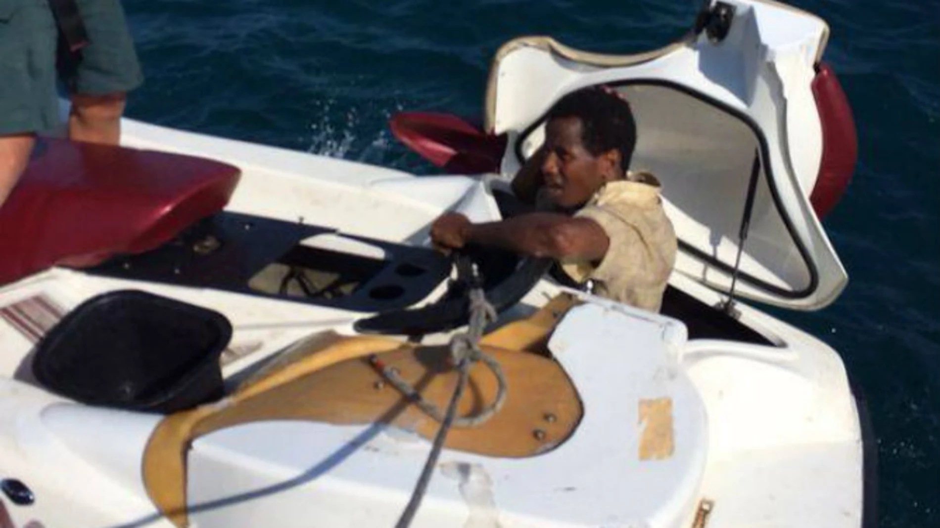 Un inmigrante oculto en una moto acuática Un inmigrante oculto en una moto acuática