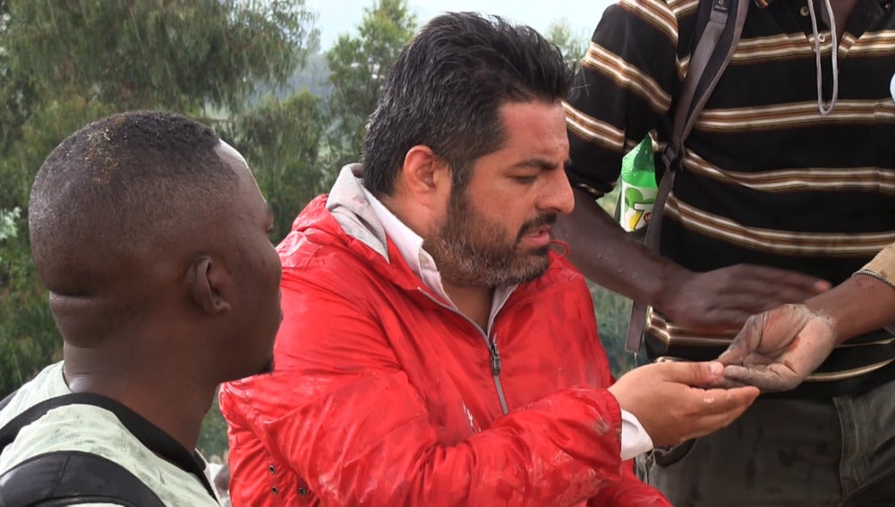 Jalis de la Serna durante la grabación de 'En Tierra Hostil' en el Congo