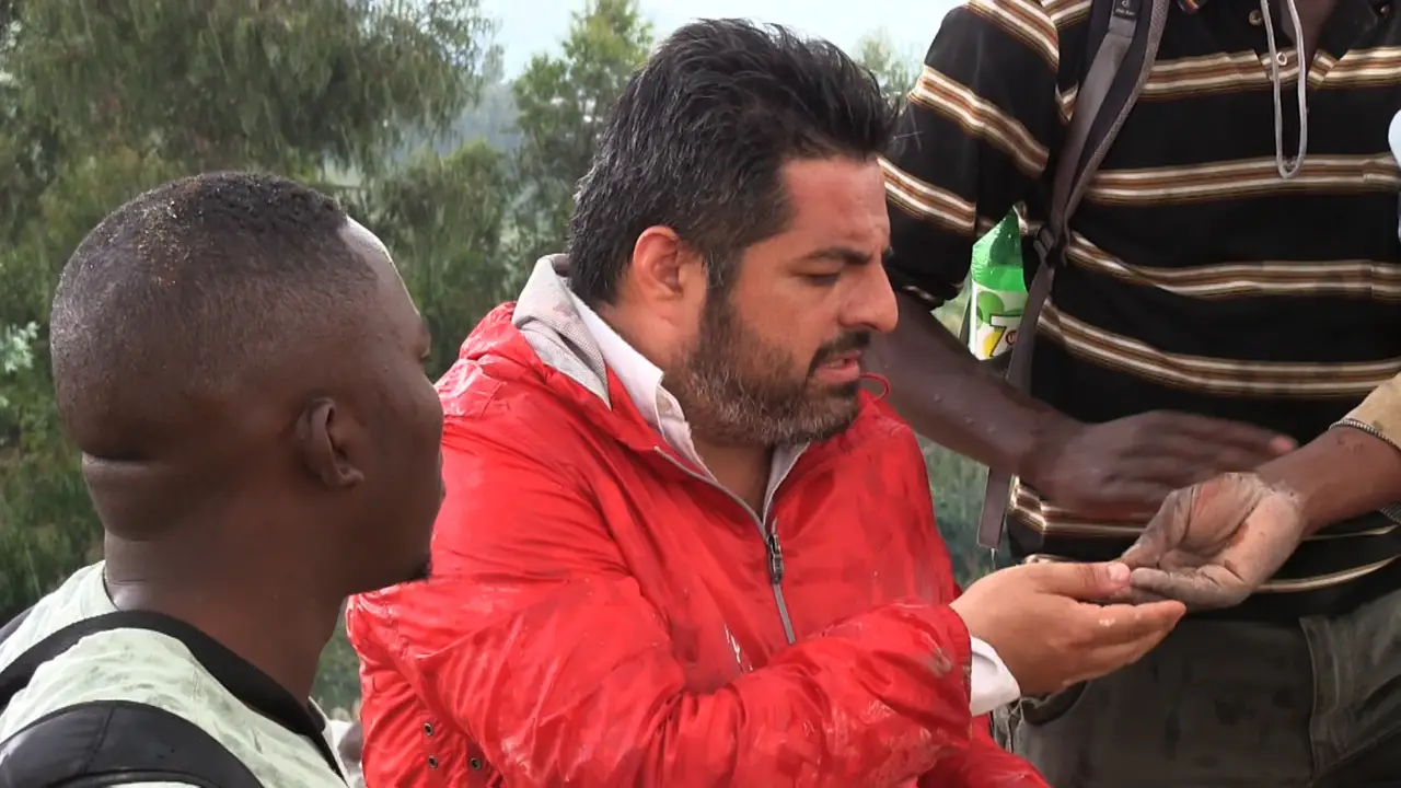 Jalis de la Serna durante la grabación de 'En Tierra Hostil' en el Congo