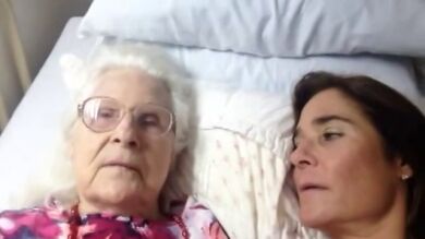 El emotivo vídeo en que una anciana con Alzheimer reconoce a su hija por unos segundos
