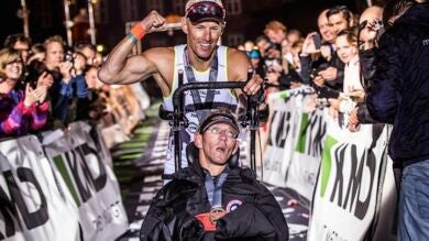 Un danés supera el Ironman junto a su gemelo con parálisis cerebral