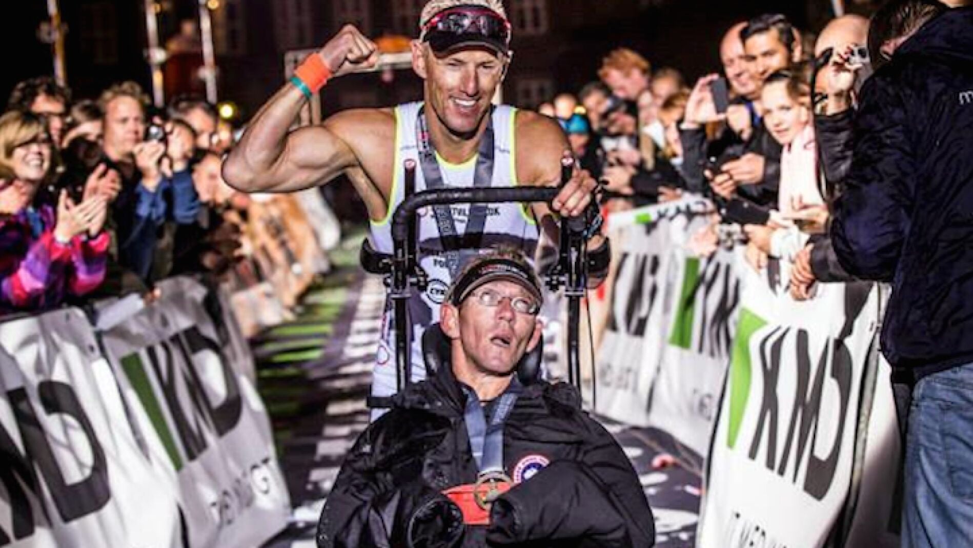 Los hermanos daneses llegando a la meta