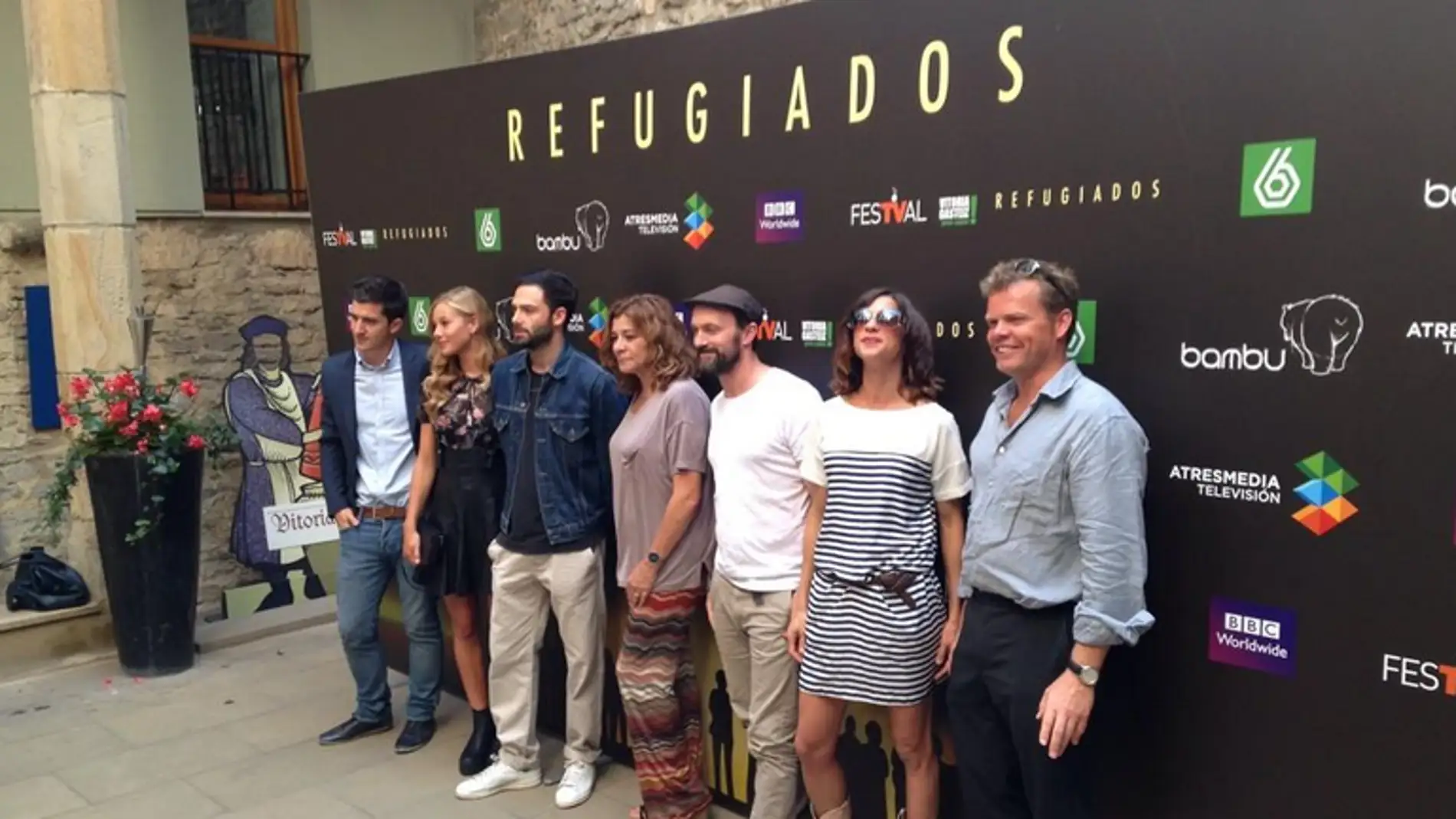 El elenco de 'Refugiados' en el FesTVal de Vitoria