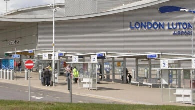 El aeropuerto londinense de Luton, reabierto tras destruir un objeto sospechoso