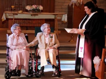 Vivian Boyack y Alice "Nonie" Dubes, durante la ceremonía Vivian Boyack y Alice "Nonie" Dubes, durante la ceremonía