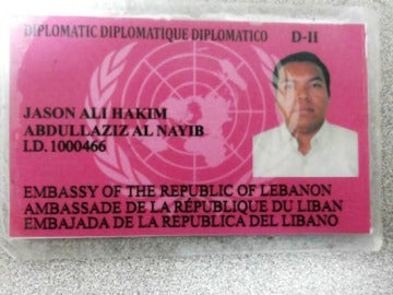 Uno de los carnets falsos de diplomático