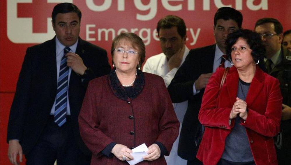 Bachelet, saliendo del hospital tras visitar a los heridos