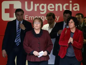 Bachelet, saliendo del hospital tras visitar a los heridos Bachelet, saliendo del hospital tras visitar a los heridos