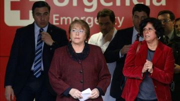 Bachelet, saliendo del hospital tras visitar a los heridos