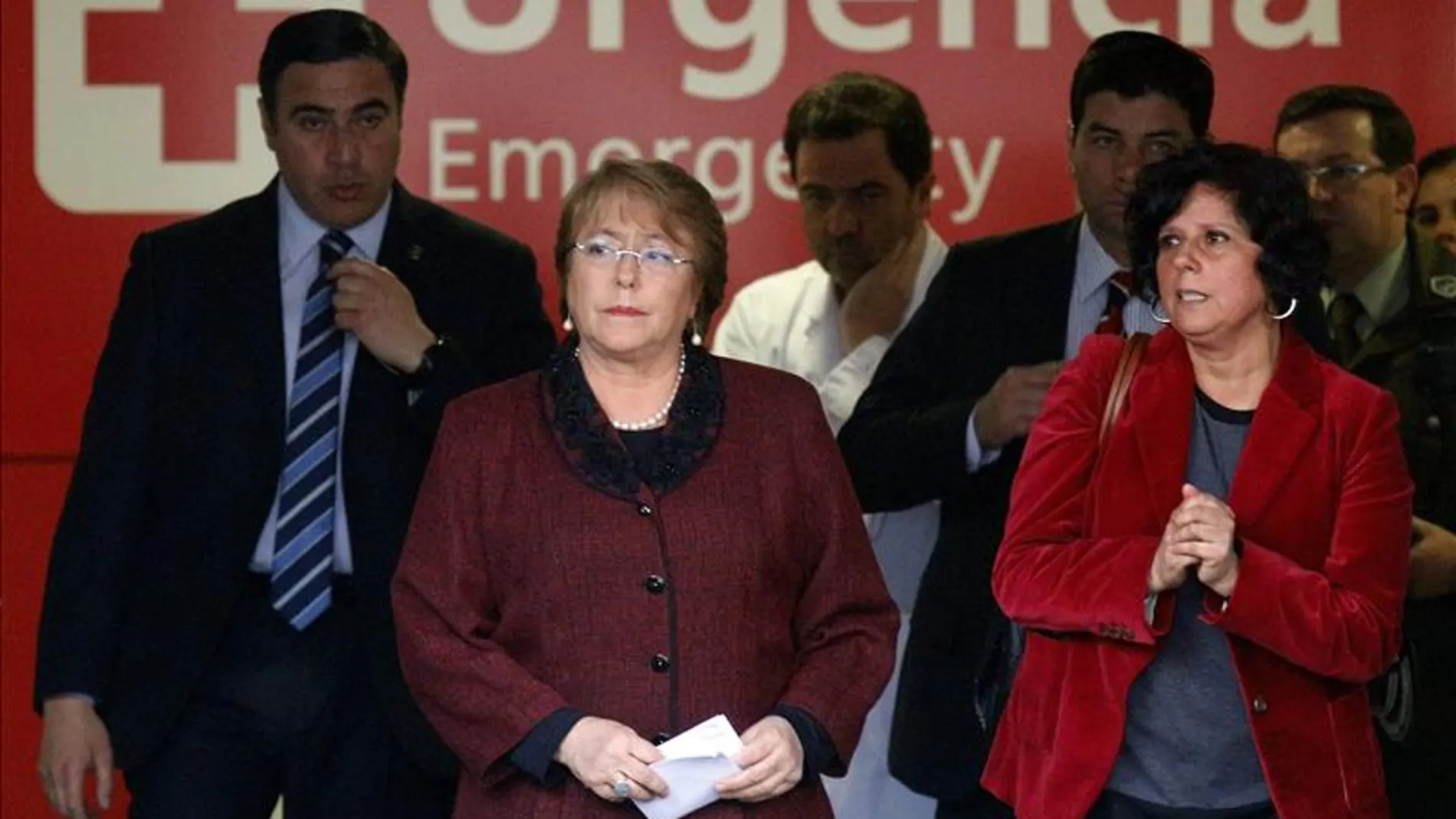Bachelet, saliendo del hospital tras visitar a los heridos Bachelet, saliendo del hospital tras visitar a los heridos