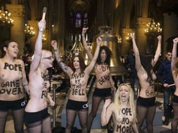 Nueve militantes de Femen irrumpieron en la catedral de Notre-Dame