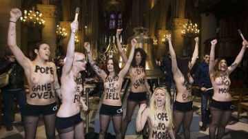 Nueve militantes de Femen irrumpieron en la catedral de Notre-Dame