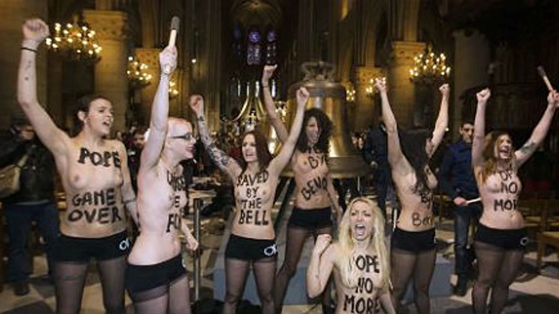 Nueve militantes de Femen irrumpieron en la catedral de Notre-Dame Nueve militantes de Femen irrumpieron en la catedral de Notre-Dame