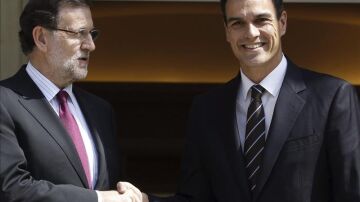 Mariano Rajoy recibe al socialista Pedro Sánchez en Moncloa.
