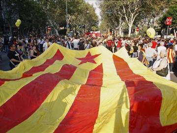 Vista de una gigantesca bandera en una manifestación independentista celebrada con motivo de la fiesta Nacional de Cataluña