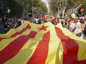 Vista de una gigantesca bandera en una manifestación independentista celebrada con motivo de la fiesta Nacional de Cataluña Vista de una gigantesca bandera en una manifestación independentista celebrada con motivo de la fiesta Nacional de Cataluña