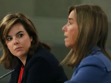 La vicepresidenta del Gobierno, Soraya Sáenz de Santamaría, y la ministra de Sanidad, Ana Mato La vicepresidenta del Gobierno, Soraya Sáenz de Santamaría, y la ministra de Sanidad, Ana Mato