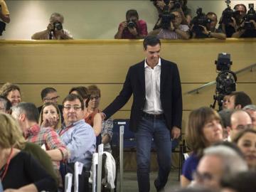 El secretario general del PSOE, Pedro Sánchez (c), a su llegada al Comité Federal del PSOE