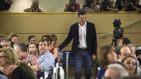 El secretario general del PSOE, Pedro Sánchez (c), a su llegada al Comité Federal del PSOE El secretario general del PSOE, Pedro Sánchez (c), a su llegada al Comité Federal del PSOE
