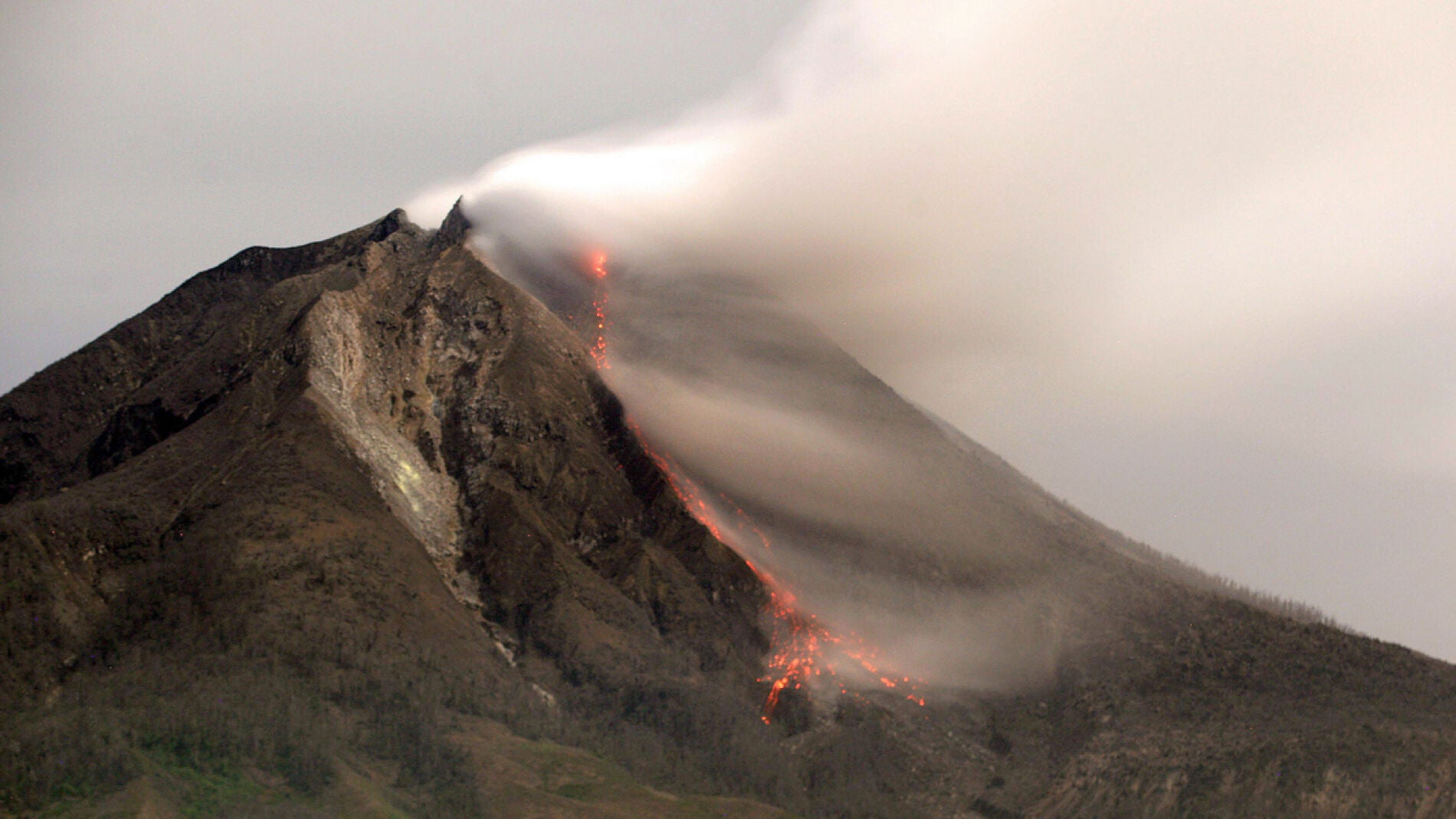Capturando lo salvaje en el Monte Sinabung (13-09-2014)