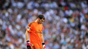 Iker Casillas, cariacontecido en el césped