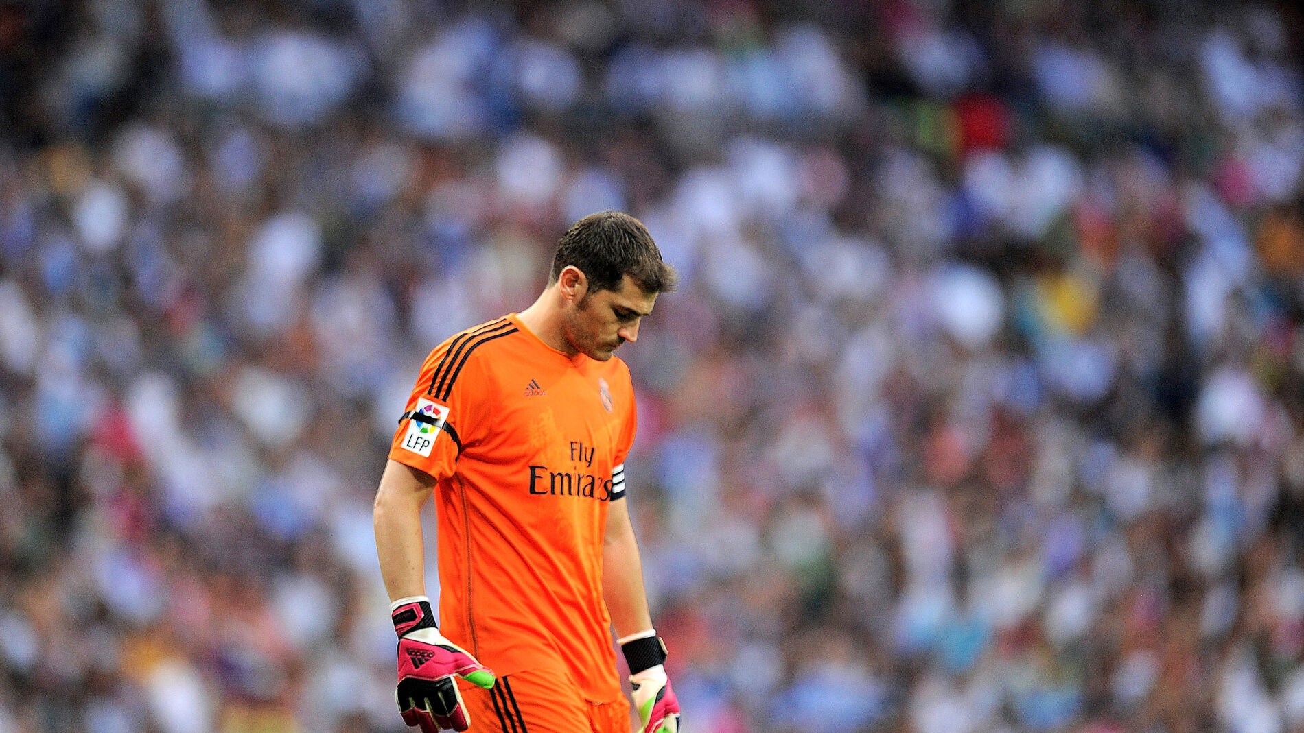 Iker Casillas, cariacontecido en el c&eacute;sped