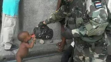 El soldado dándole agua al niño en Haití