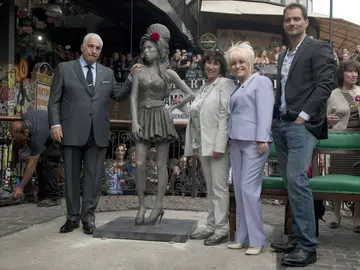 Estatua del cantante Amy Winehouse en el barrio Candem Estatua del cantante Amy Winehouse en el barrio Candem