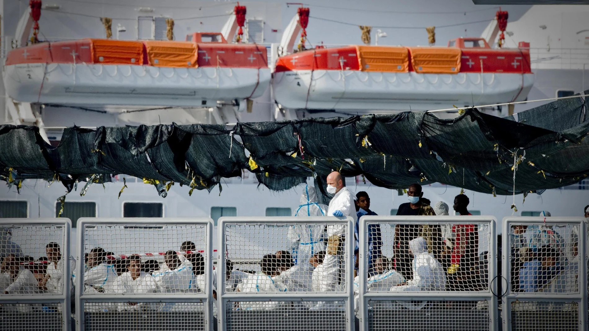 La Marina italiana rescató a más de 2.300 inmigrantes el fin de semana La Marina italiana rescató a más de 2.300 inmigrantes el fin de semana