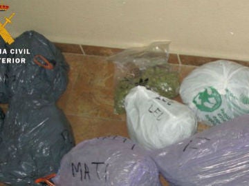 Detienen a un hombre con 14 kilos de marihuana, conducir de forma temeraria y un arma con munición