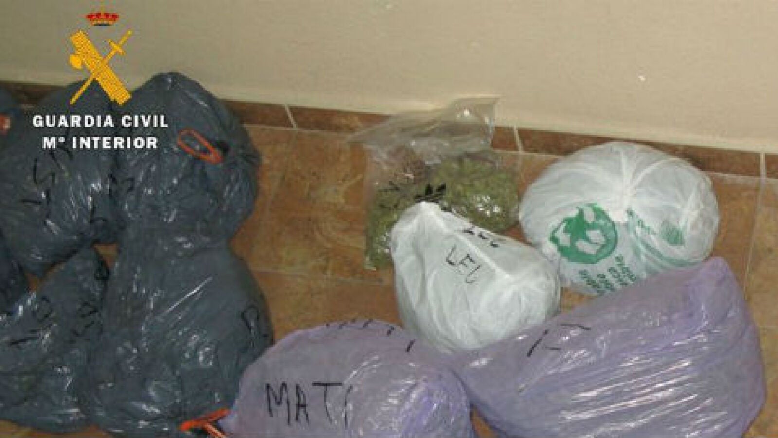 Detienen a un hombre al chocar contra dos coches de la Guardia Civil y llevar 14 kilos de marihuana