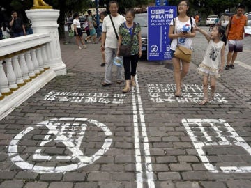 Carriles para usuarios de móvil en las calles de Chongging. Carriles para usuarios de móvil en las calles de Chongging.