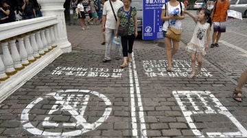 Carriles para usuarios de móvil en las calles de Chongging.